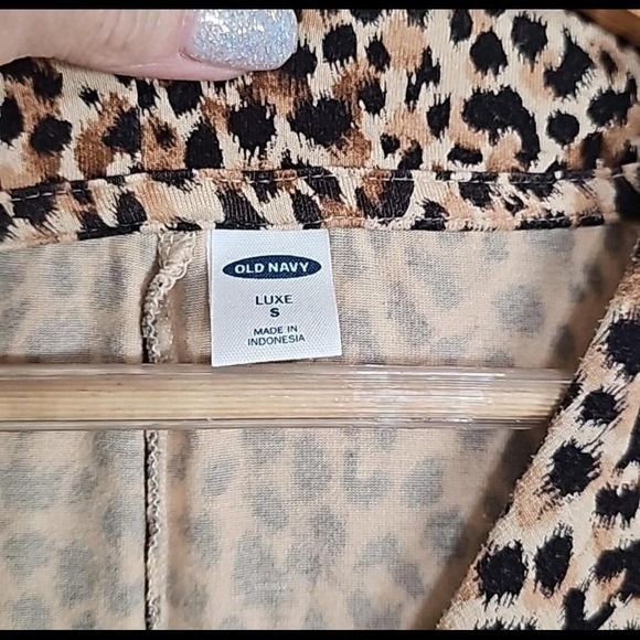 Old Navy Leopard Shirt Top Flowy Animal Print V-neck Tee Size S EUC - Picture 3 of 5